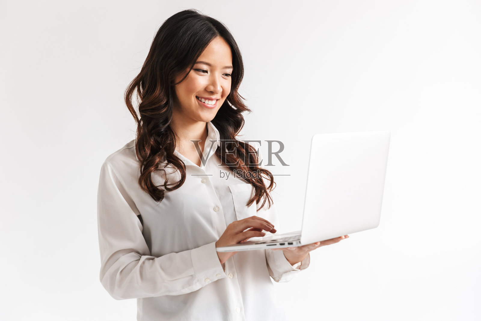 微笑的年轻亚洲女商人站着照片摄影图片