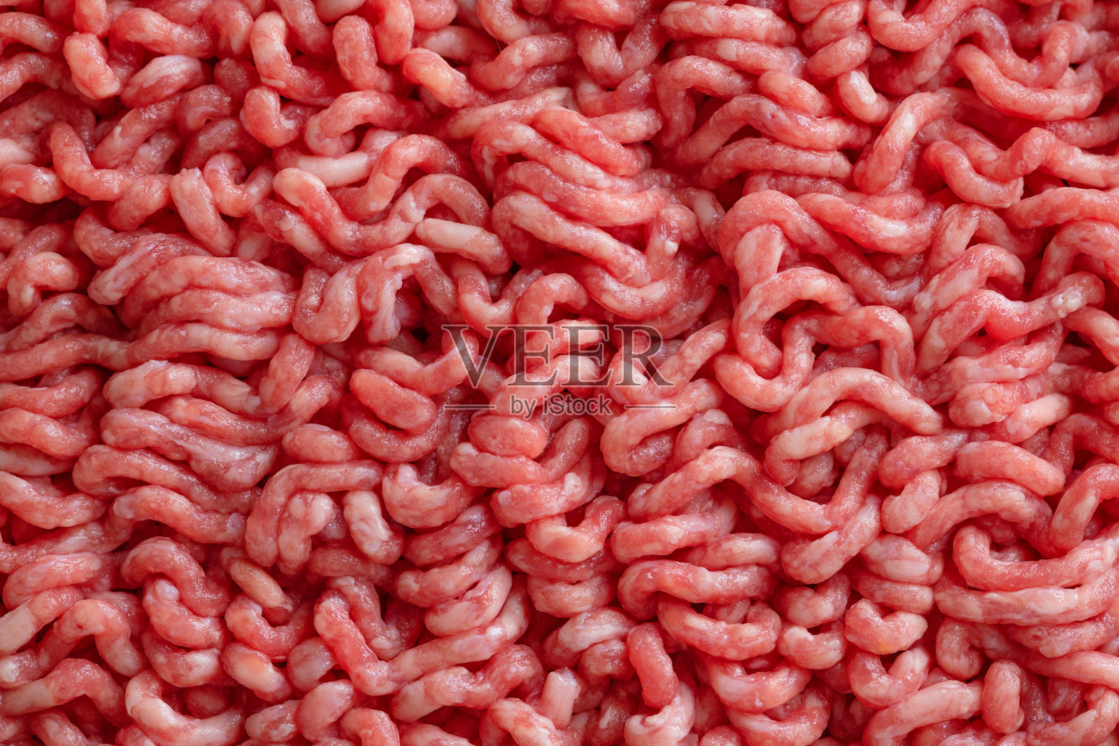 桌上放着纸上的调味肉末照片摄影图片