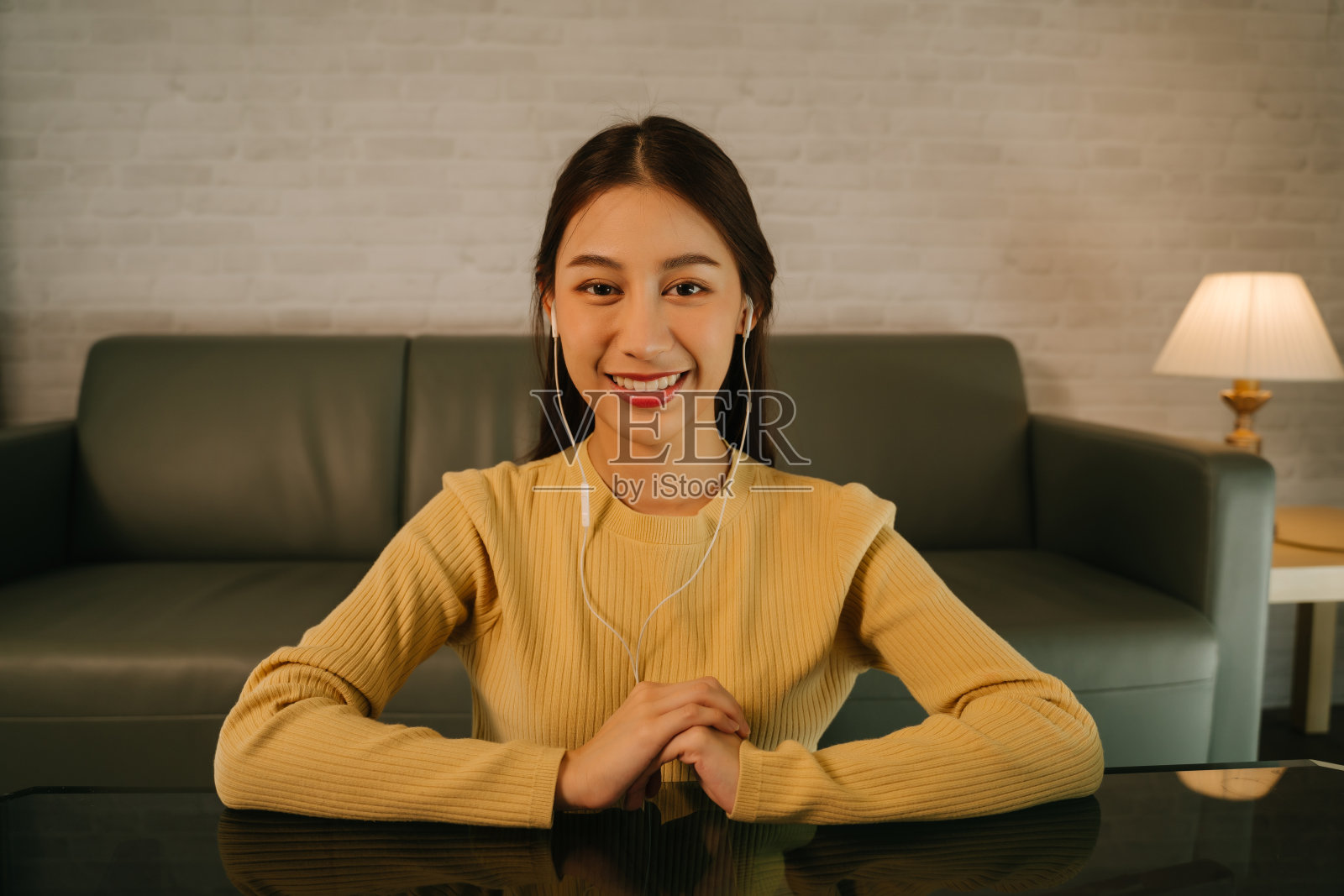 年轻女子戴着耳机进行视频通话照片摄影图片