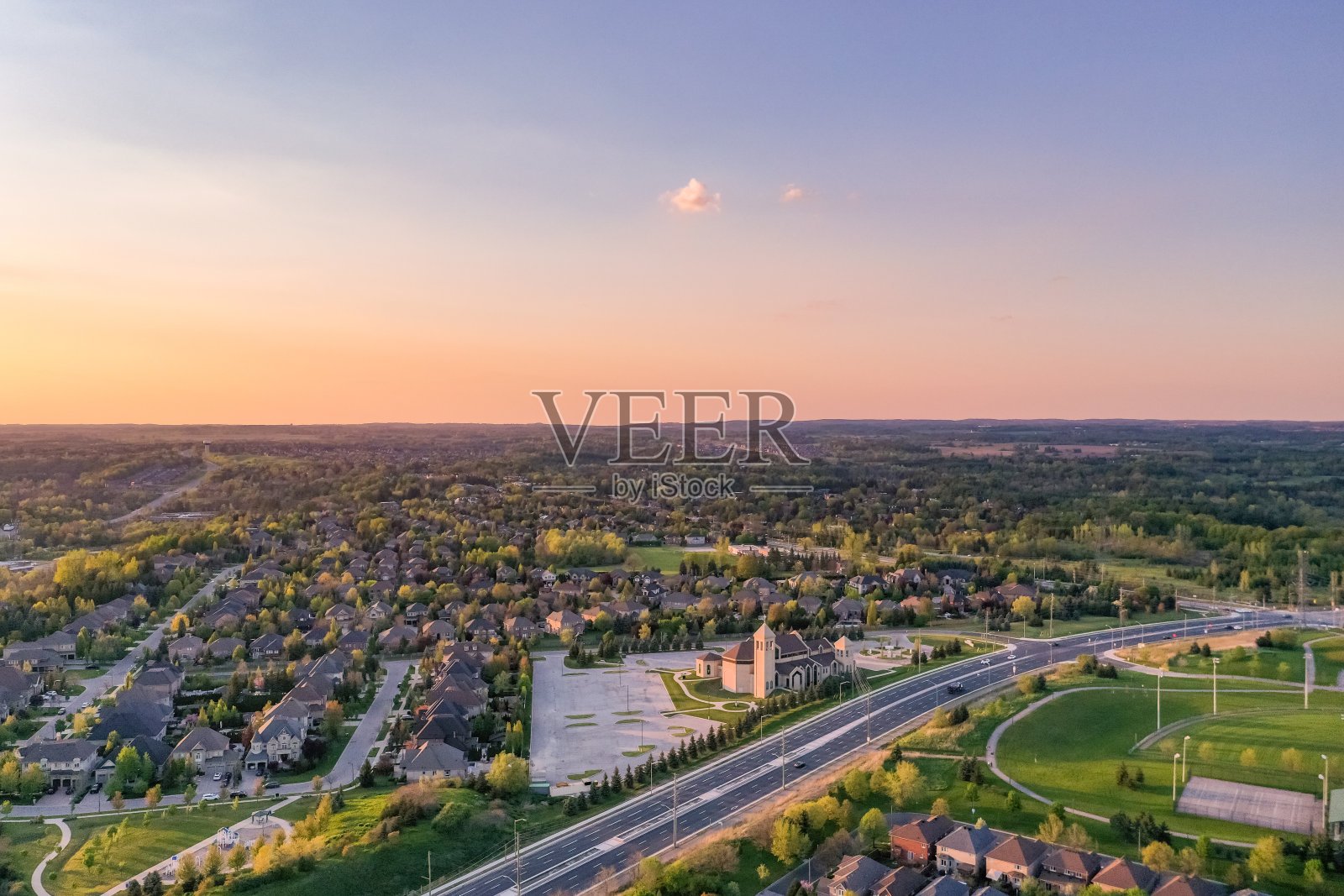 鸟瞰图麦肯齐博士，索诺玛高地社区公园和圣Padre Pio教堂在伍德布里奇和Kleinburg，沃恩，加拿大照片摄影图片