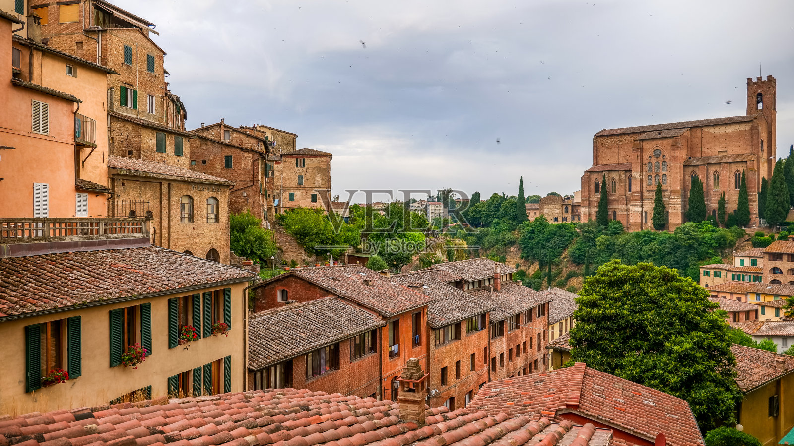 美丽的中世纪城市锡耶纳全景和圣多梅尼科教堂照片摄影图片