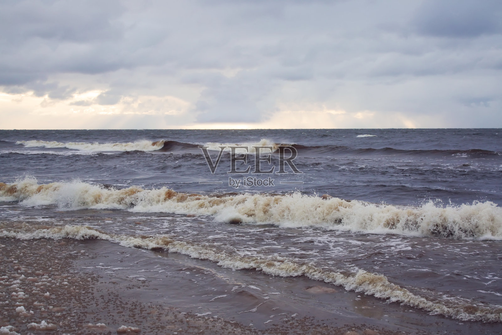 拉脱维亚尤尔马拉的海面照片摄影图片