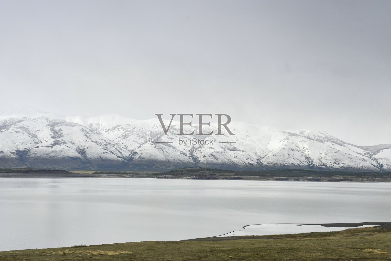 阿根廷湖是阿根廷巴塔哥尼亚大湖中最大的一个。照片摄影图片