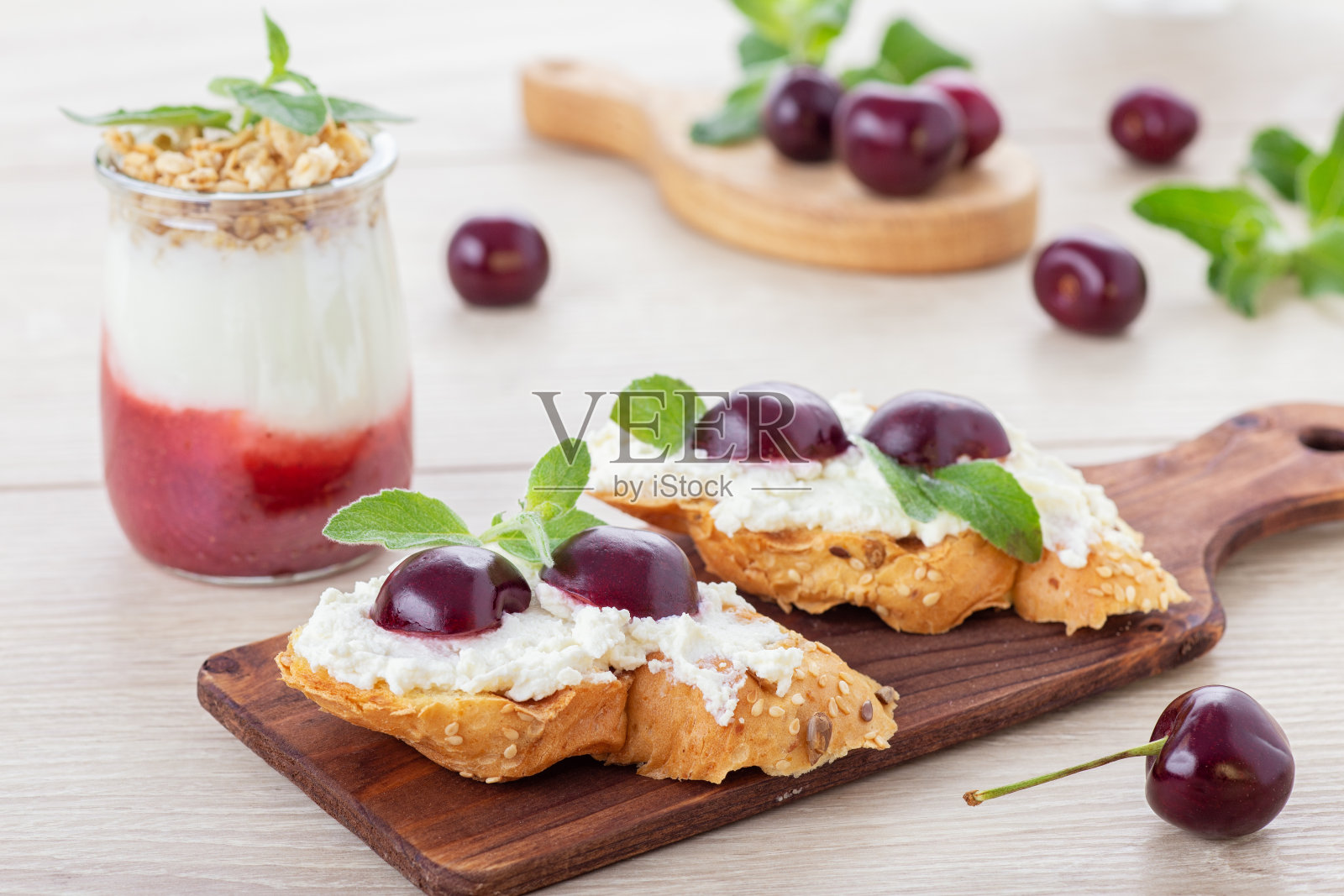 奶油芝士，新鲜成熟的樱桃和水法巴甜点照片摄影图片