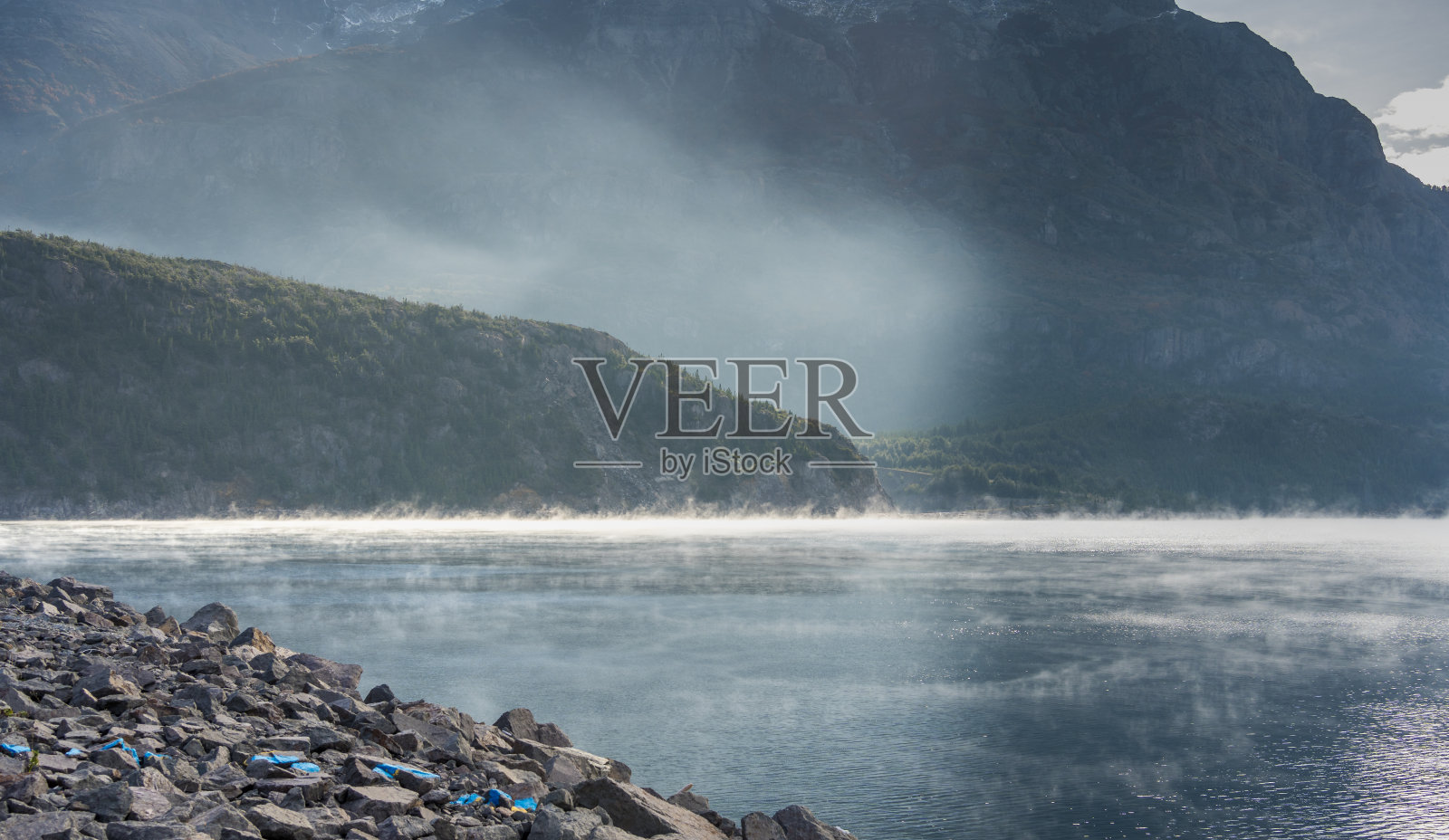 雾笼罩着湖水。FUTALEUFU湖。TREVELIN,丘布。阿根廷巴塔哥尼亚。照片摄影图片