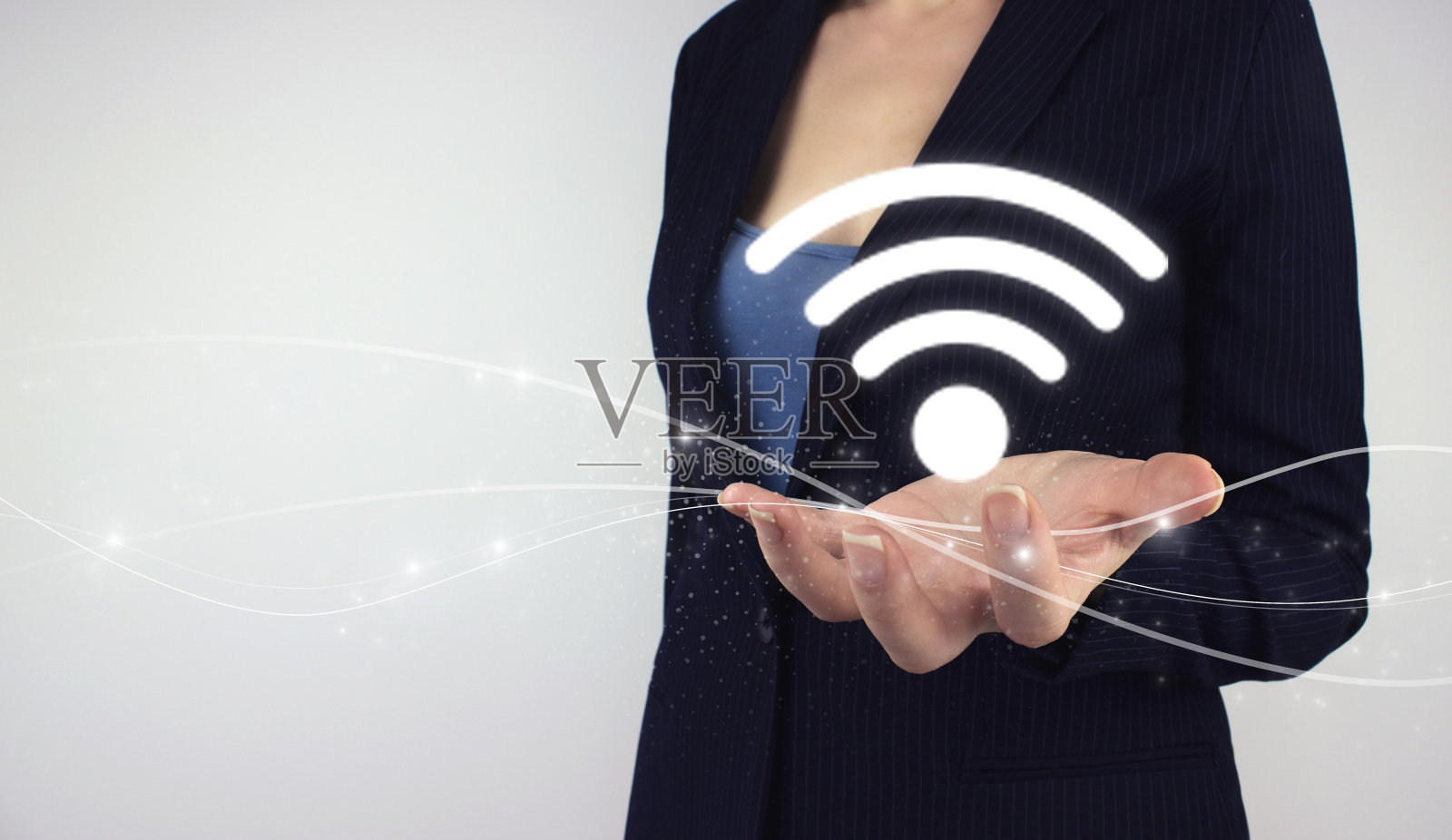 免费WiFi网络信号技术互联网概念。手持数字全息WI - FI图标灰色背景。照片摄影图片