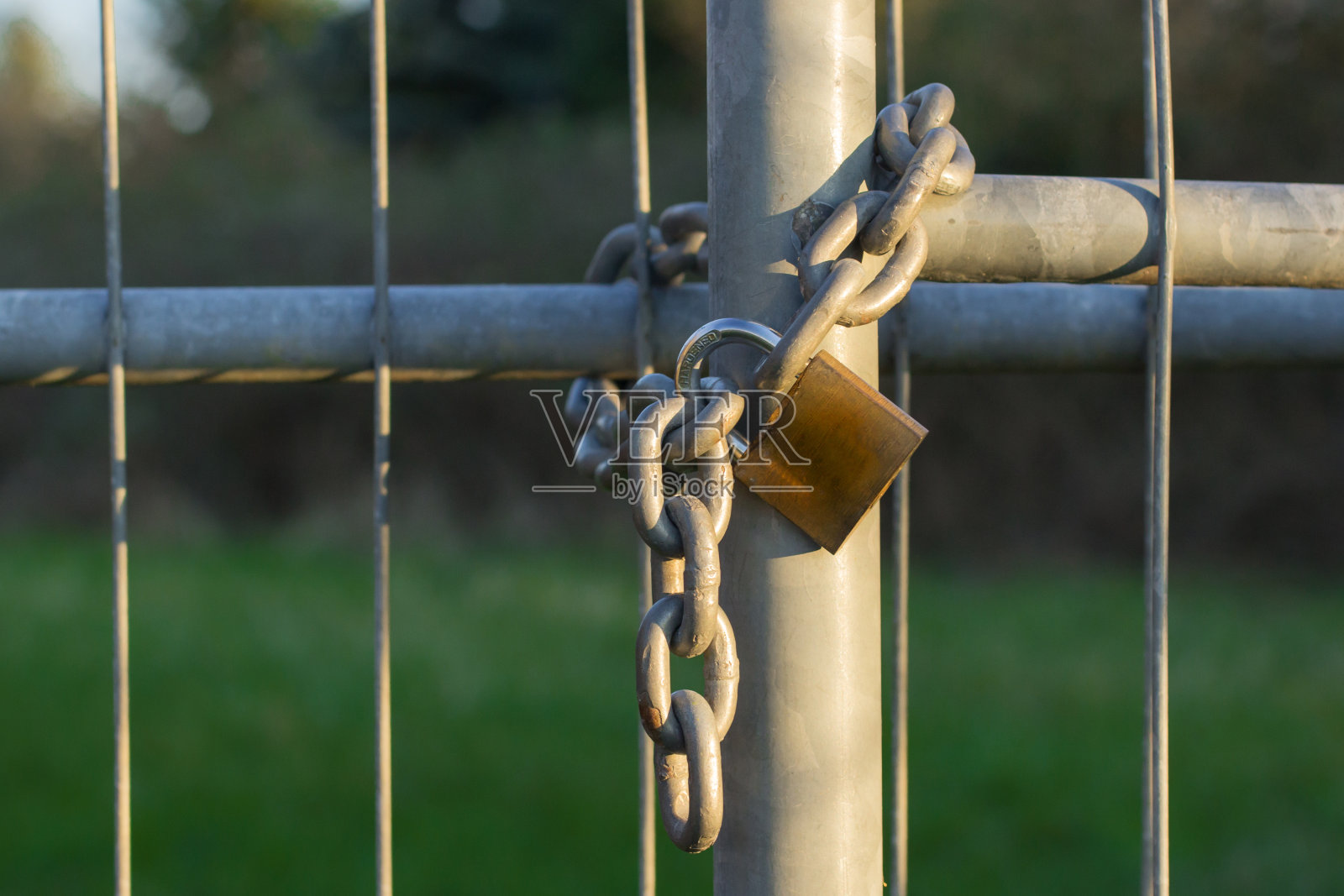 栅栏上有铁链的金属挂钩锁照片摄影图片