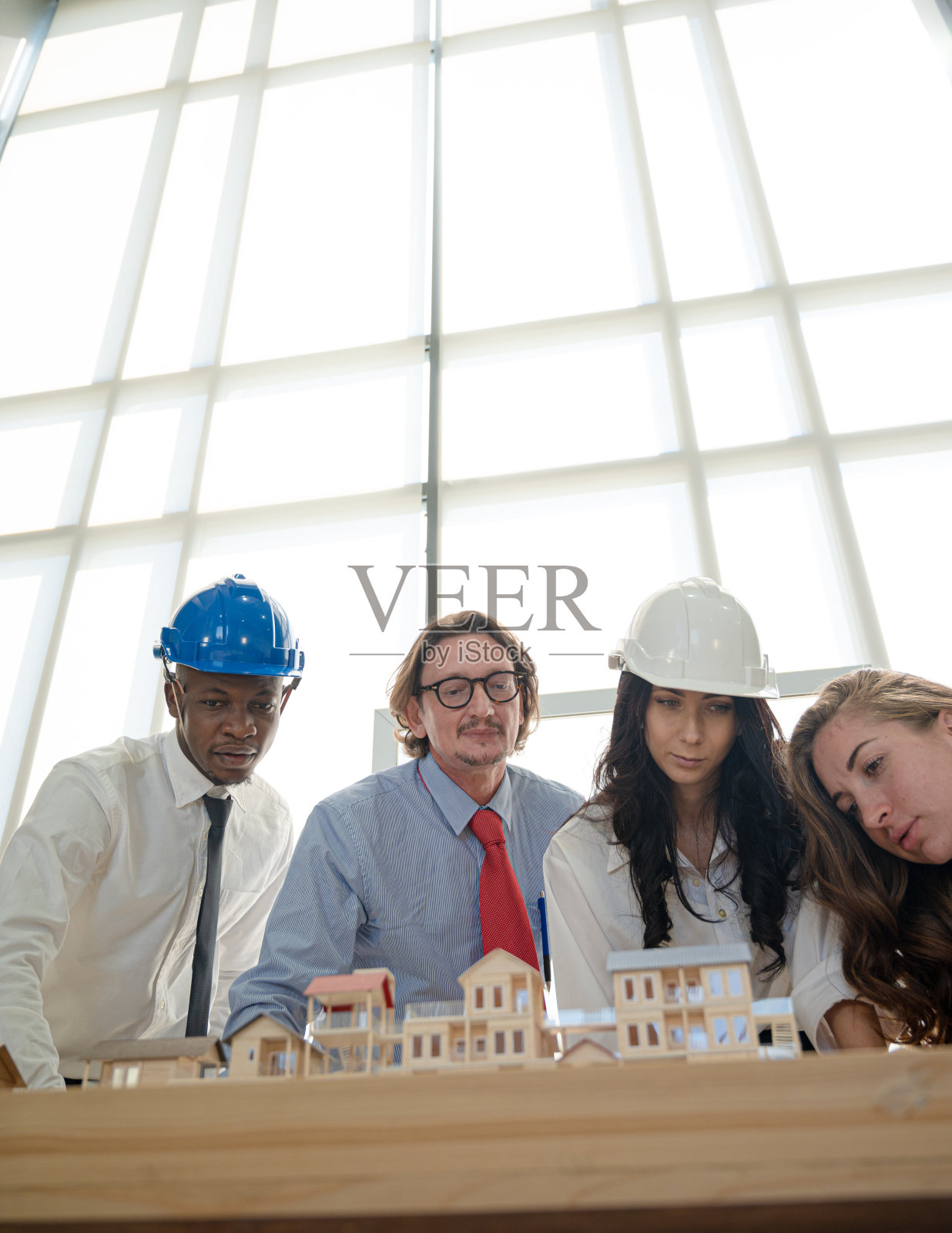 一群多元化的建筑师在办公室里开会并一起工作。照片摄影图片