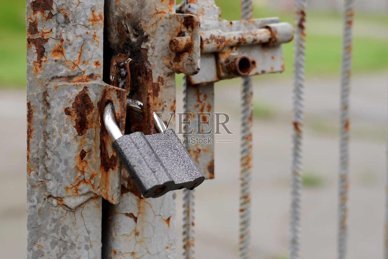 生锈的旧门，钢制锁，复古保护。照片摄影图片