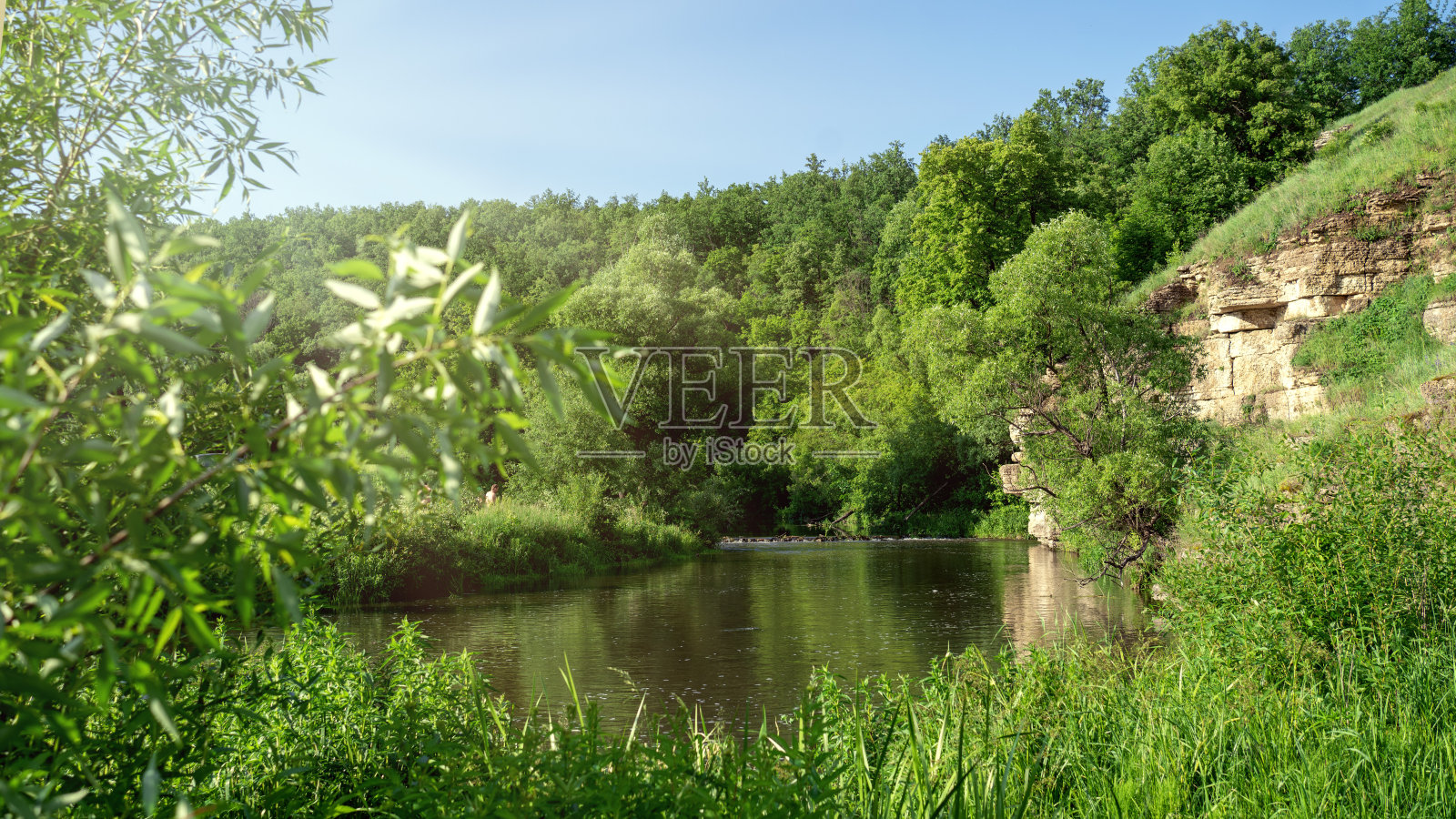 前面有山脉、森林和河流的景观。美丽的风景照片摄影图片