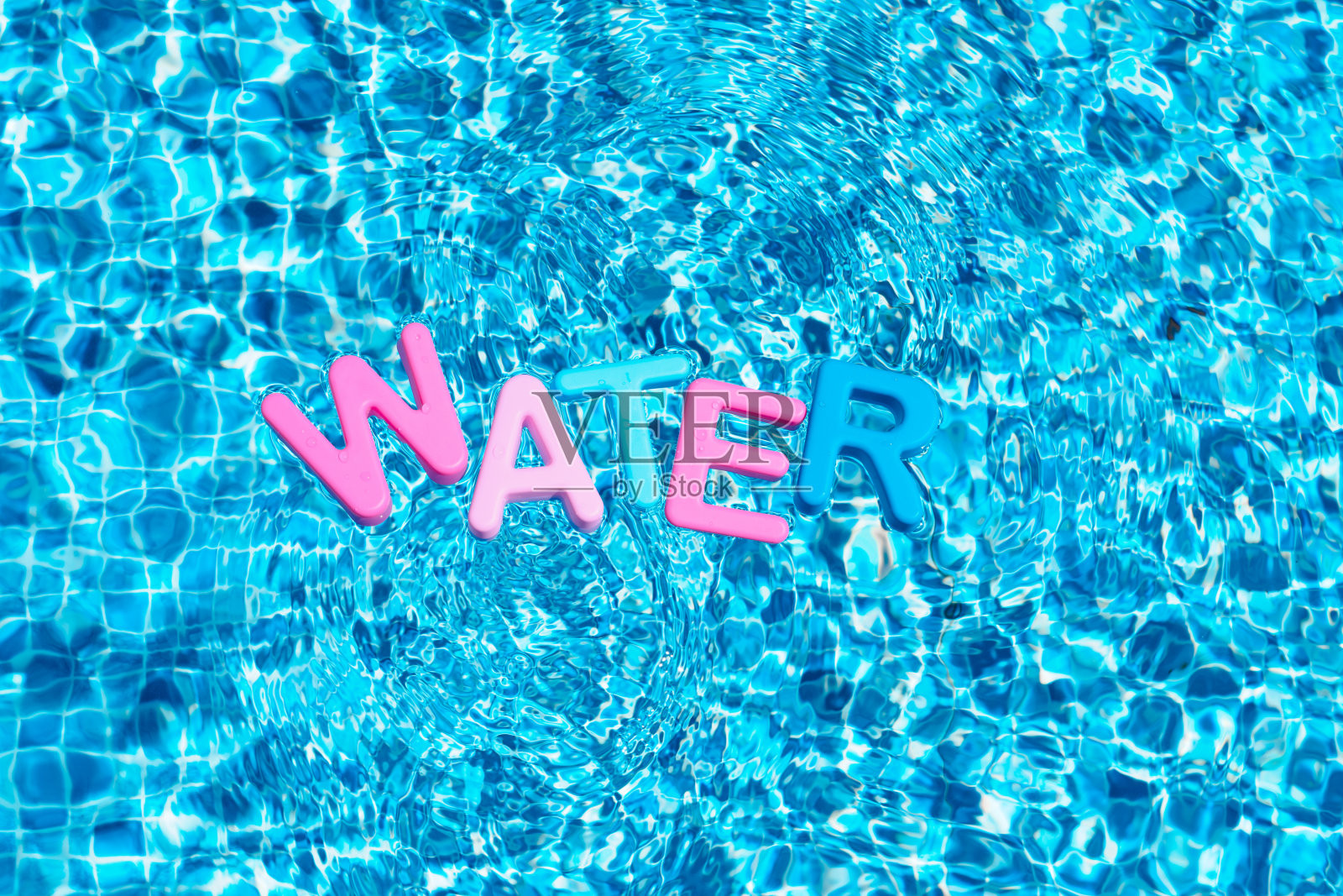 漂浮在水池上的彩色单词水。本空间照片摄影图片