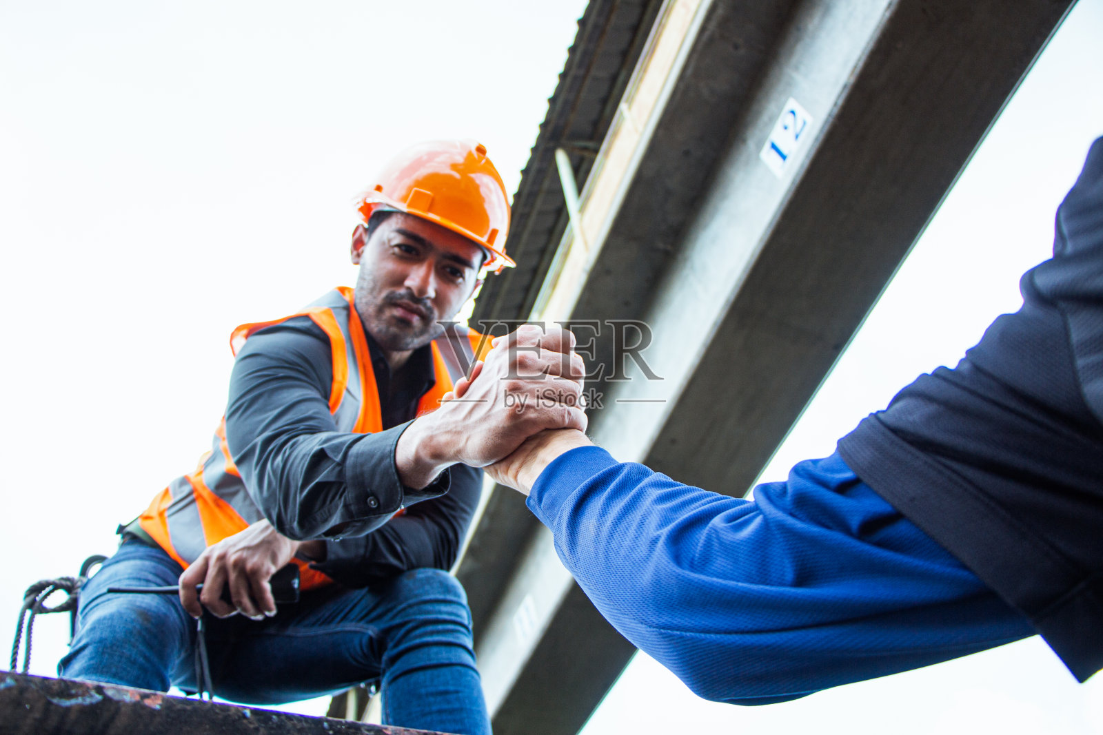 亚洲检查员工程戴头盔和背心工人制服检查铁路建设工作在轨道上。照片摄影图片