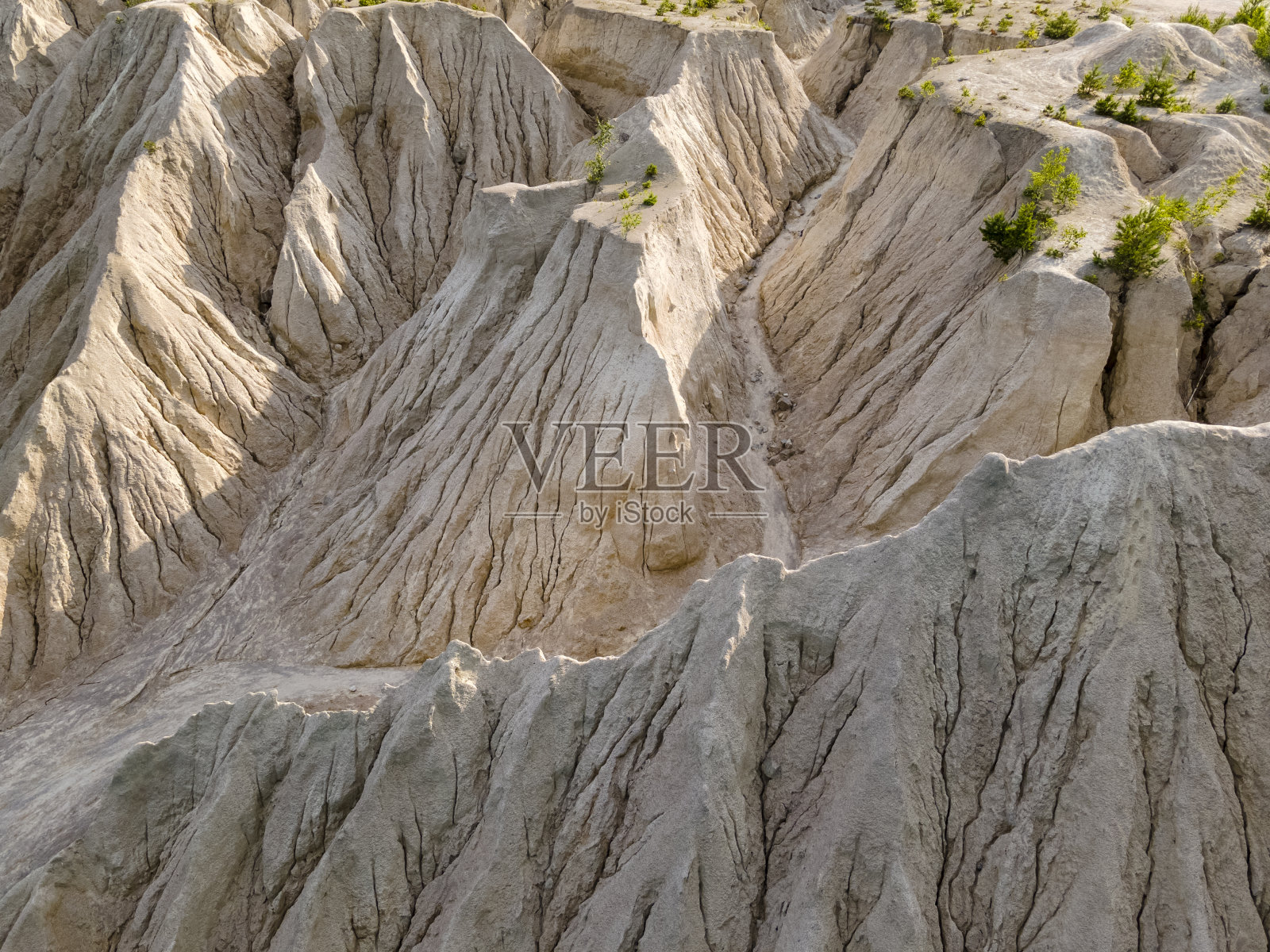 土壤侵蚀。废弃矿山的环境问题和缺水问题照片摄影图片