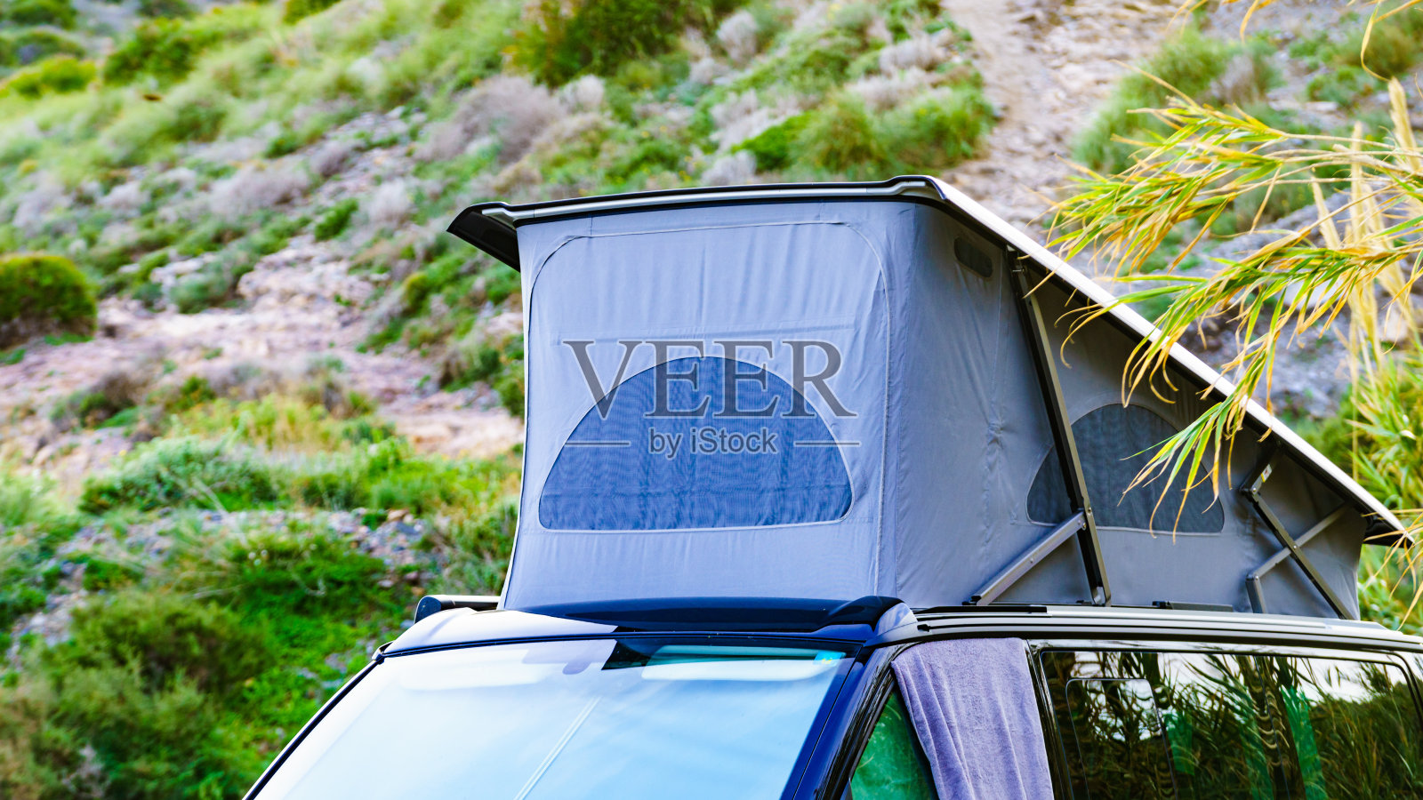 露营车与屋顶帐篷营地的自然照片摄影图片