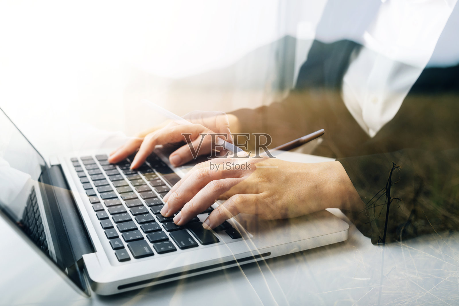 商人拿着平板电脑，检查分析全球网络上的销售数据、增长图表和股票市场。蓝色背景下的商业策略、计划和数字营销。照片摄影图片