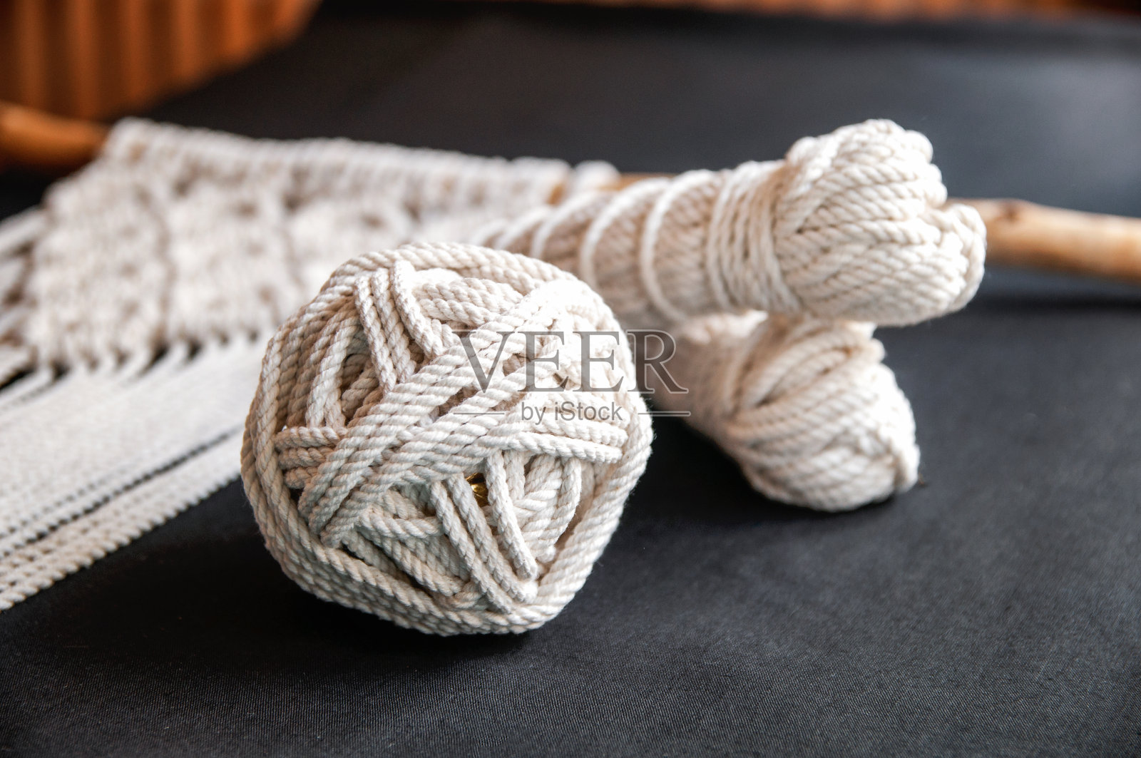 天然手工风格的棉流苏装饰，爱好室内挂墙。照片摄影图片