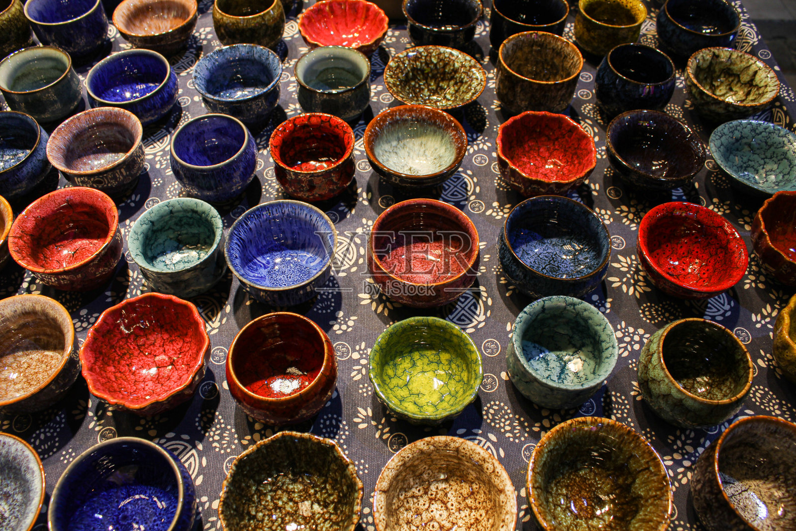 许多五颜六色的陶瓷碗照片摄影图片