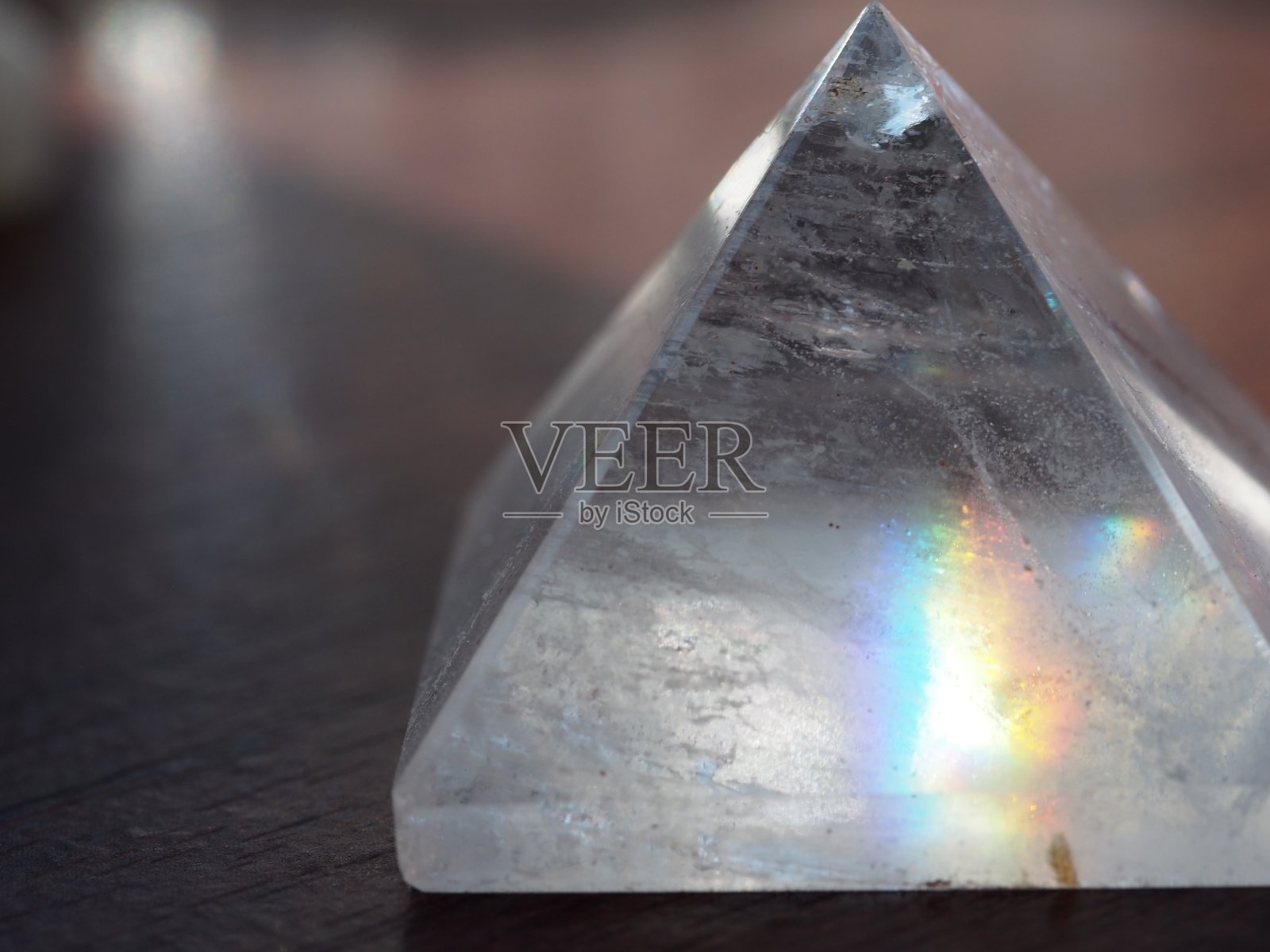 彩虹反射在石英水晶金字塔照片摄影图片