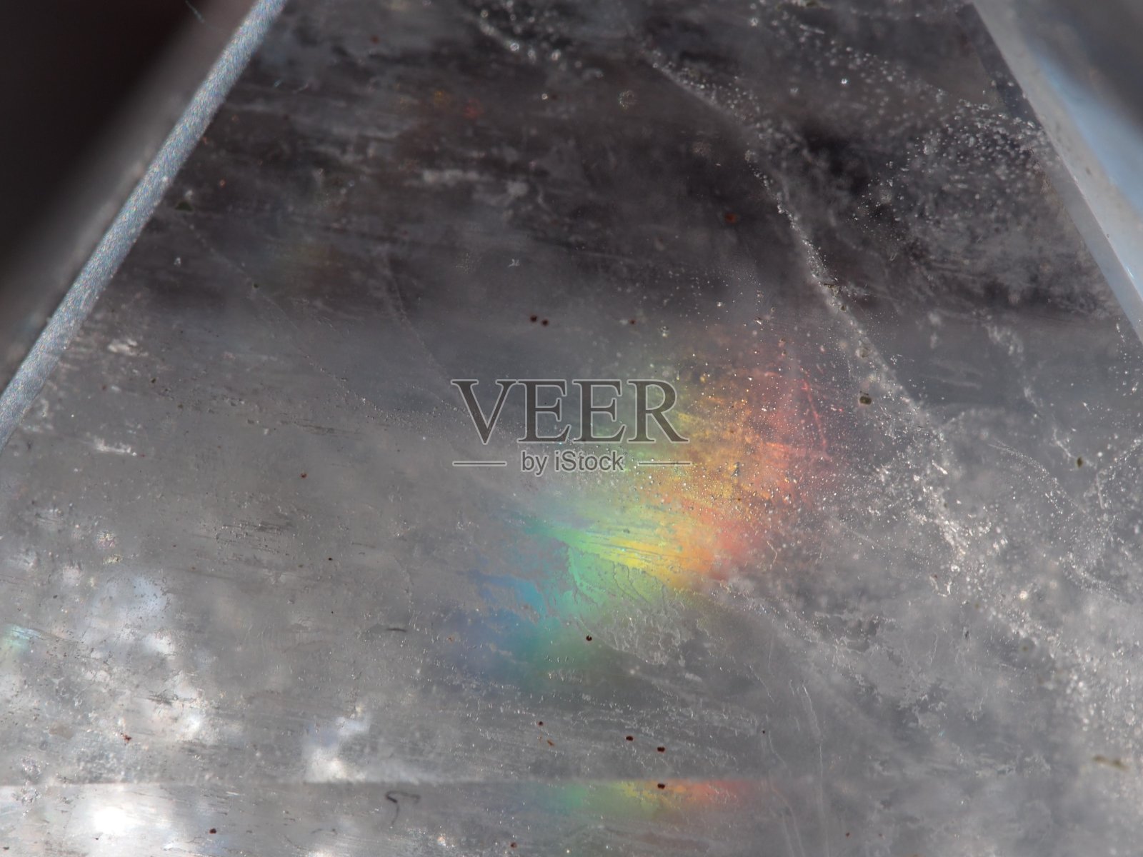 彩虹反射在石英水晶金字塔照片摄影图片