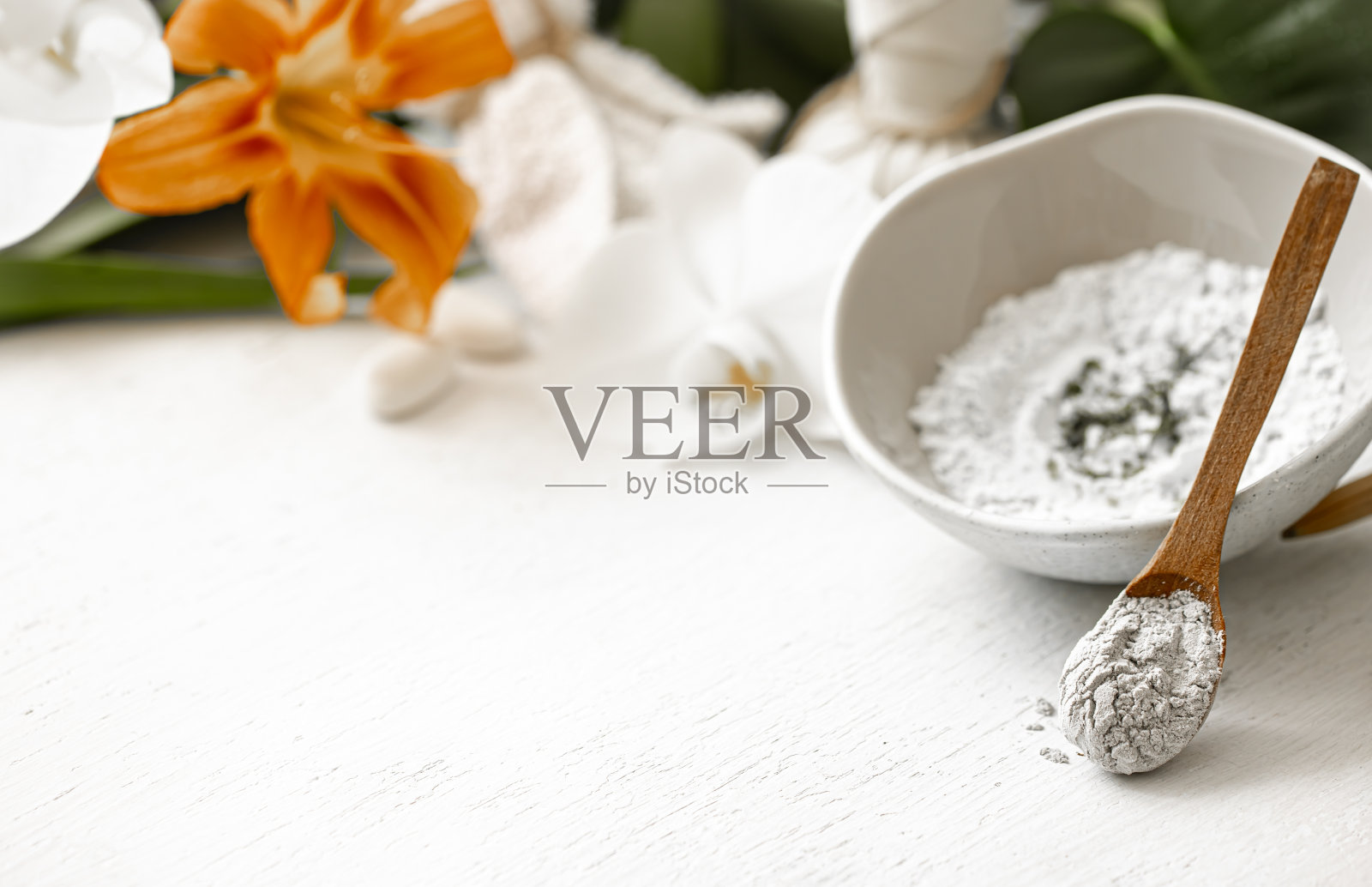 Spa成分有粉面膜和花仿空间。照片摄影图片