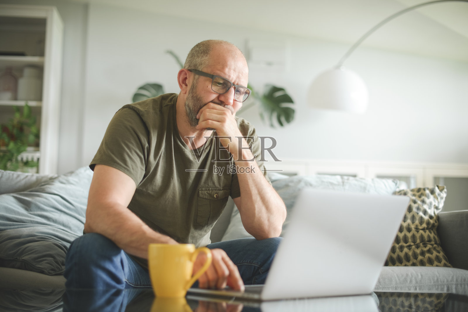 成年男性在家办公(笔记本电脑，消极情绪)照片摄影图片