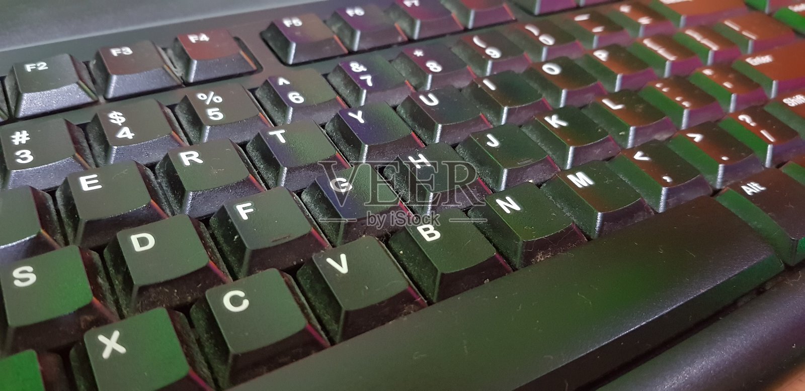 今天的千禧一代的个人卫生与家庭或办公室的电脑键盘有关照片摄影图片