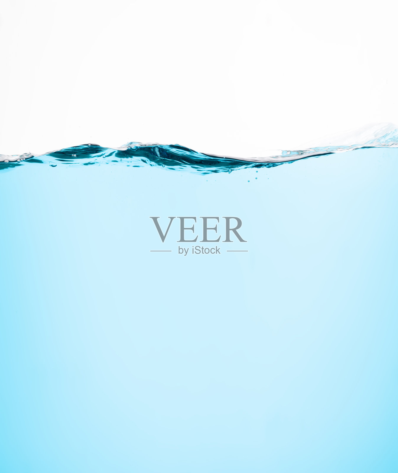 淡蓝色的水花与气泡波，孤立在白色的背景。在肖像取向照片摄影图片