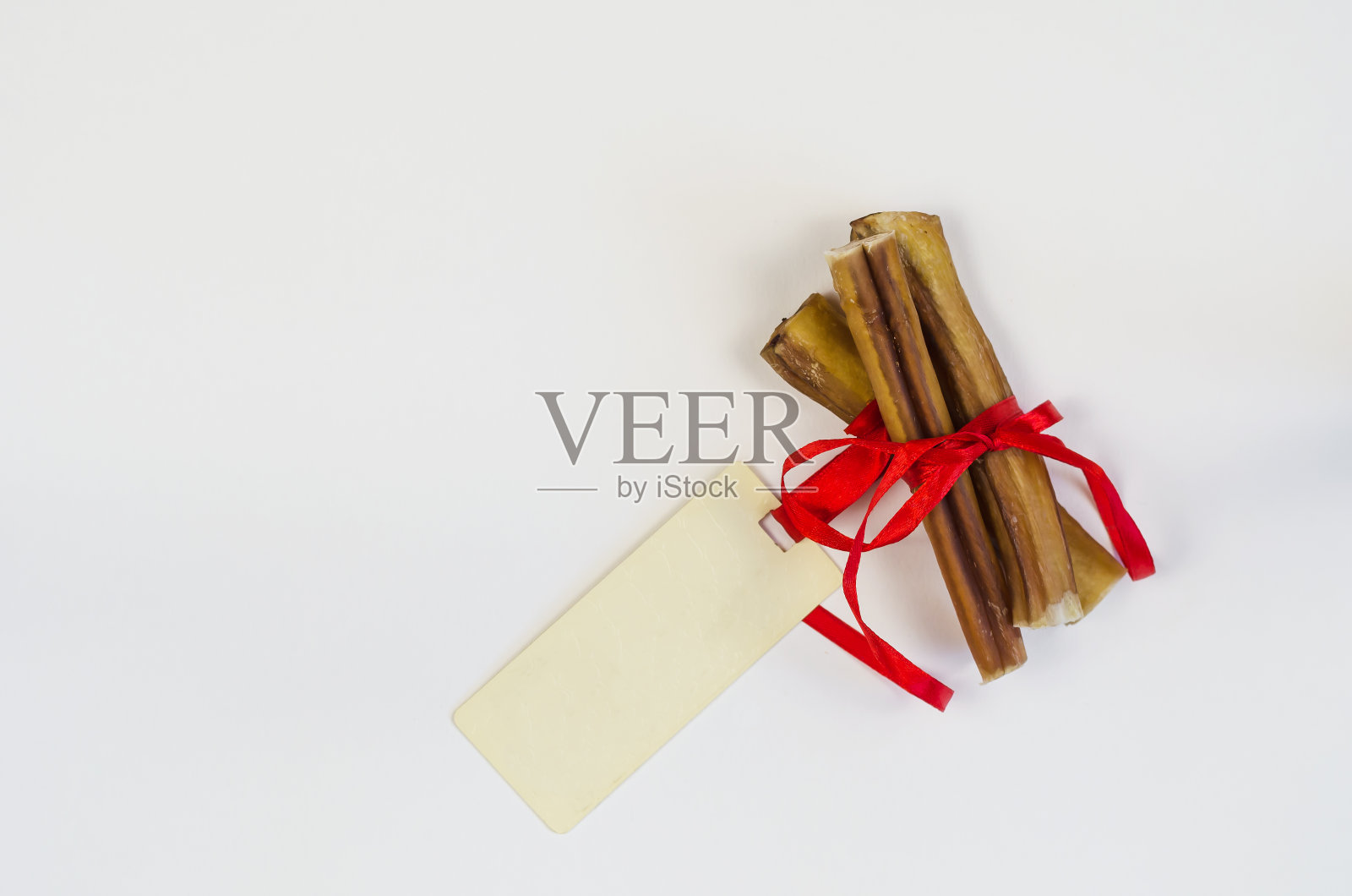 狗粮和长方形的白色销售标签。风干宠物车照片摄影图片