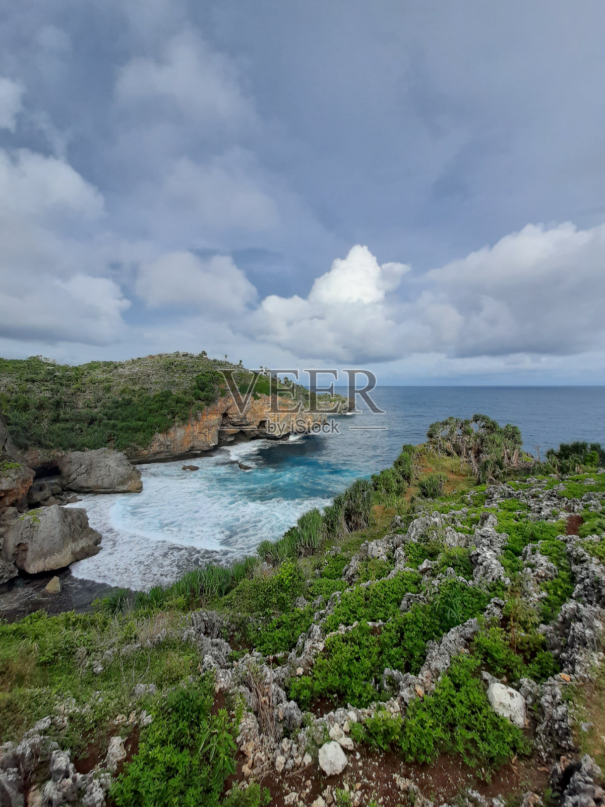 从山的边缘上的米达伦海滩东部在高角度的观点。照片摄影图片