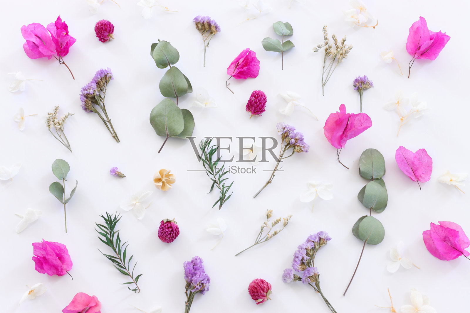 俯视图图像的花组成在白色的背景。平lay照片摄影图片
