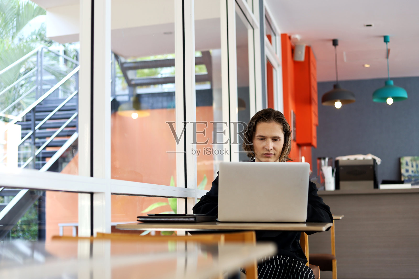 在社交媒体上展示咖啡店的咖啡店老板。照片摄影图片