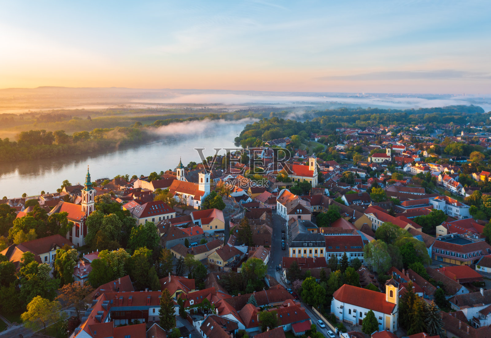鸟瞰匈牙利著名的Szentendre市中心照片摄影图片