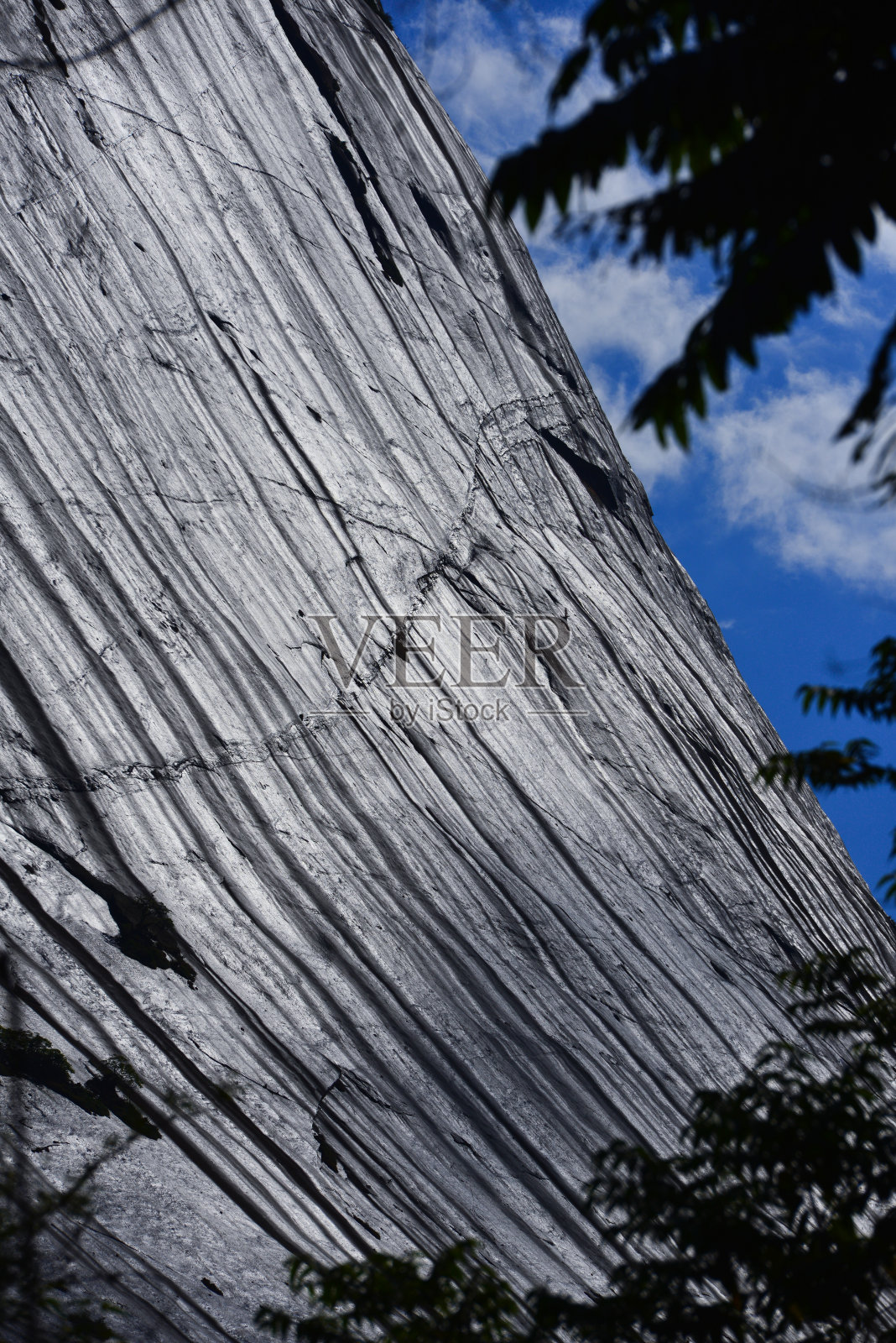 在Teresópolis附近有一堵巨大的花岗岩墙照片摄影图片