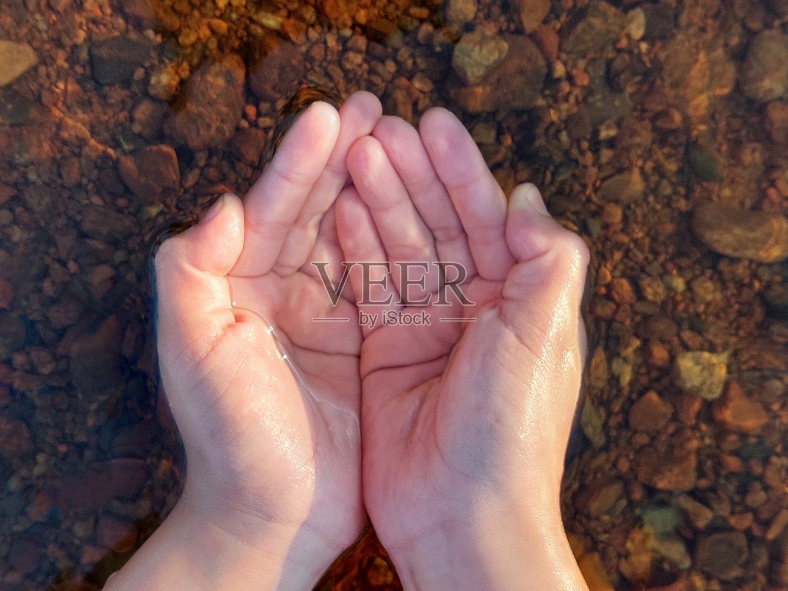 少量纯净的淡水与河底卵石相映成趣照片摄影图片