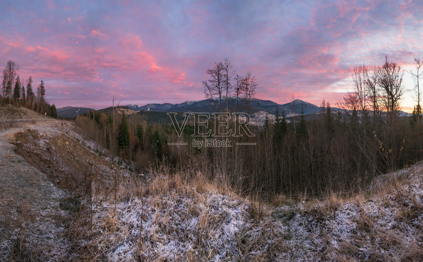 风景如画的日出在深秋的山区乡村。乌克兰,喀尔巴阡山脉。宁静的旅游，季节性的，自然和乡村美的概念场景。照片摄影图片