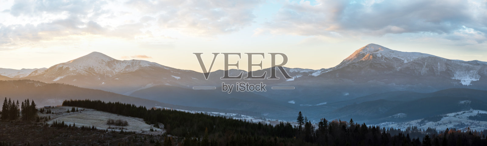 风景如画的日出在深秋的山区乡村。乌克兰,喀尔巴阡山脉。宁静的旅游，季节性的，自然和乡村美的概念场景。照片摄影图片