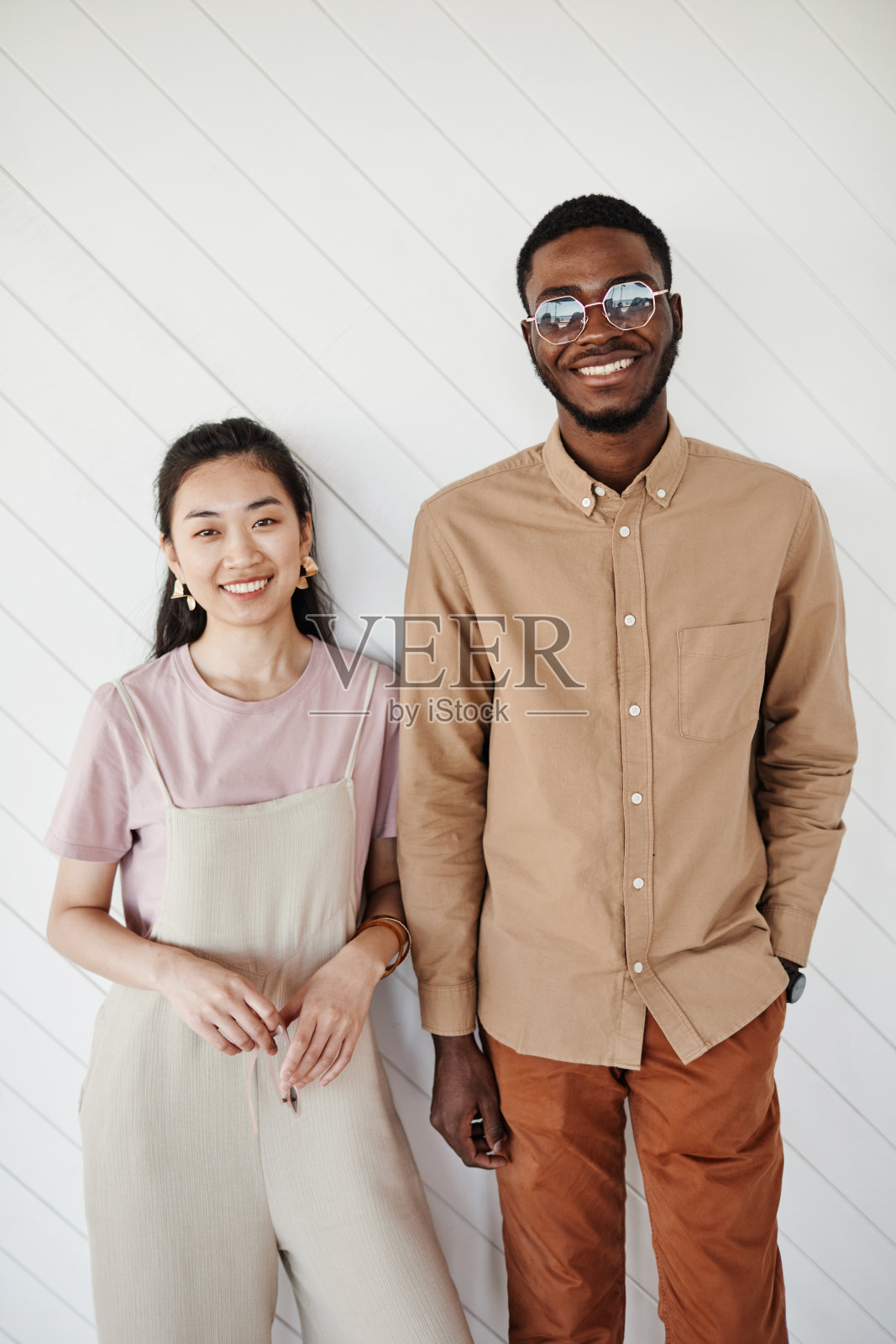 最小混合种族夫妇照片摄影图片