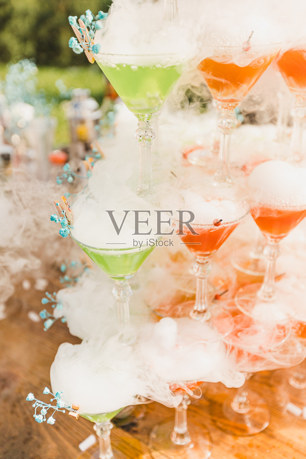 配上五彩鸡尾酒和干烟的酒杯照片摄影图片