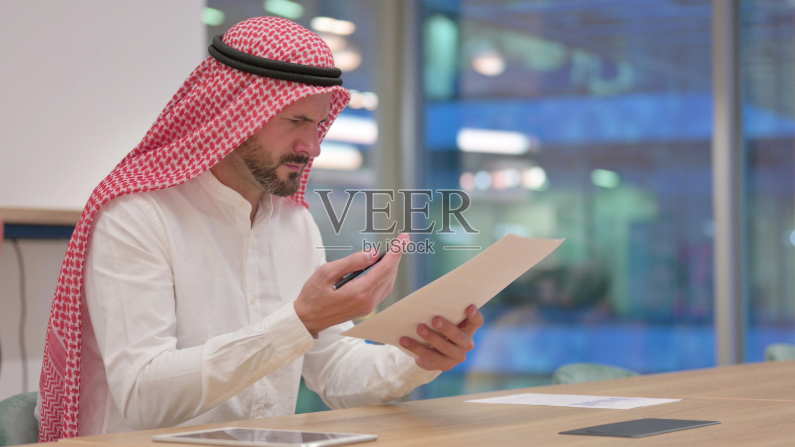 因文件损失而沮丧的阿拉伯商人照片摄影图片