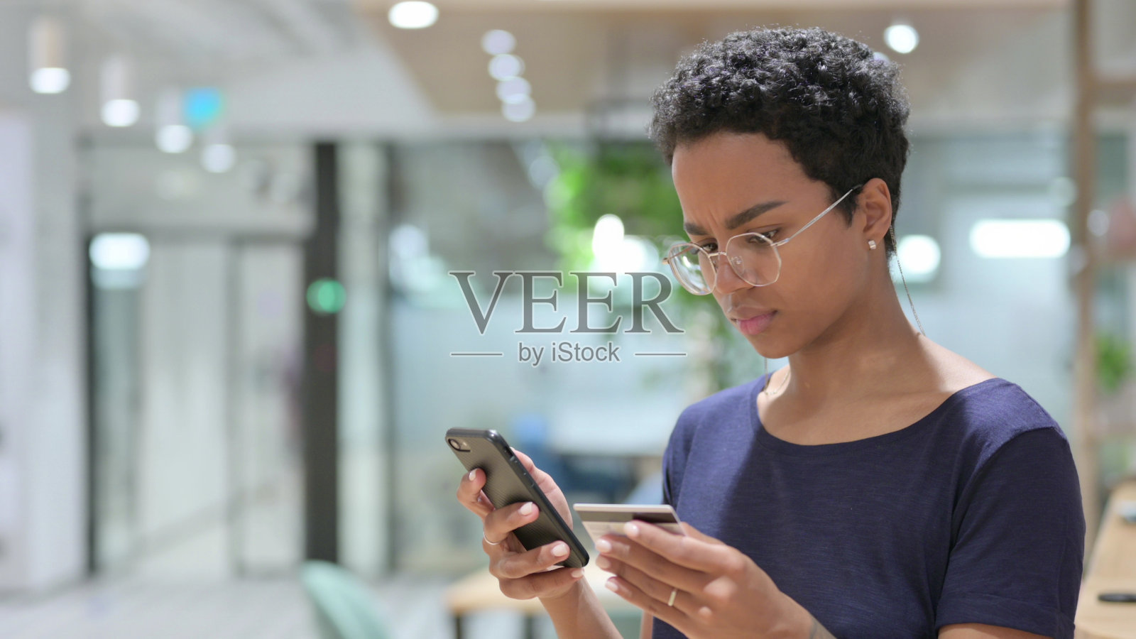 非洲女性智能手机在线支付照片摄影图片