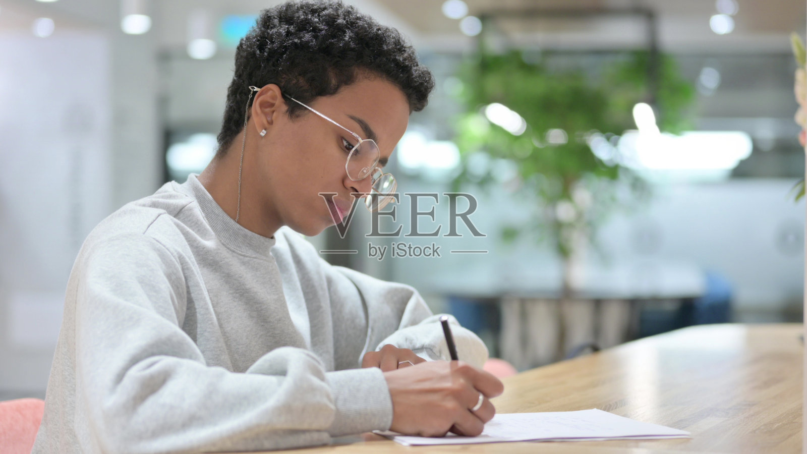年轻的非洲妇女在纸上写字照片摄影图片