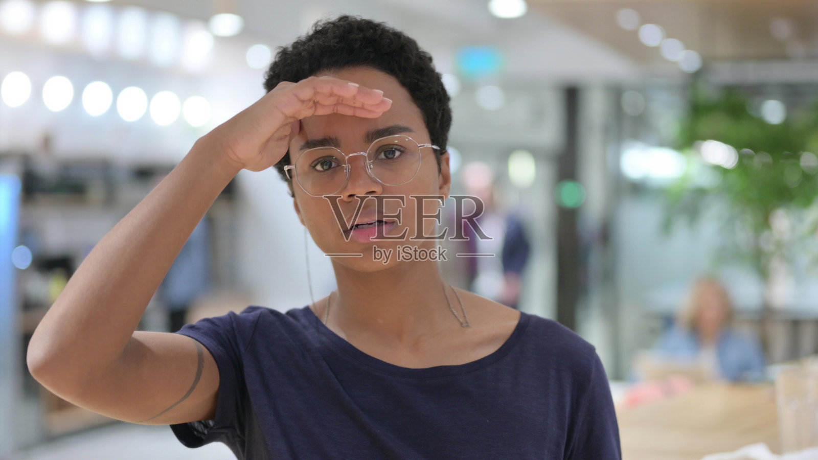 非洲妇女寻找新机会的肖像照片摄影图片