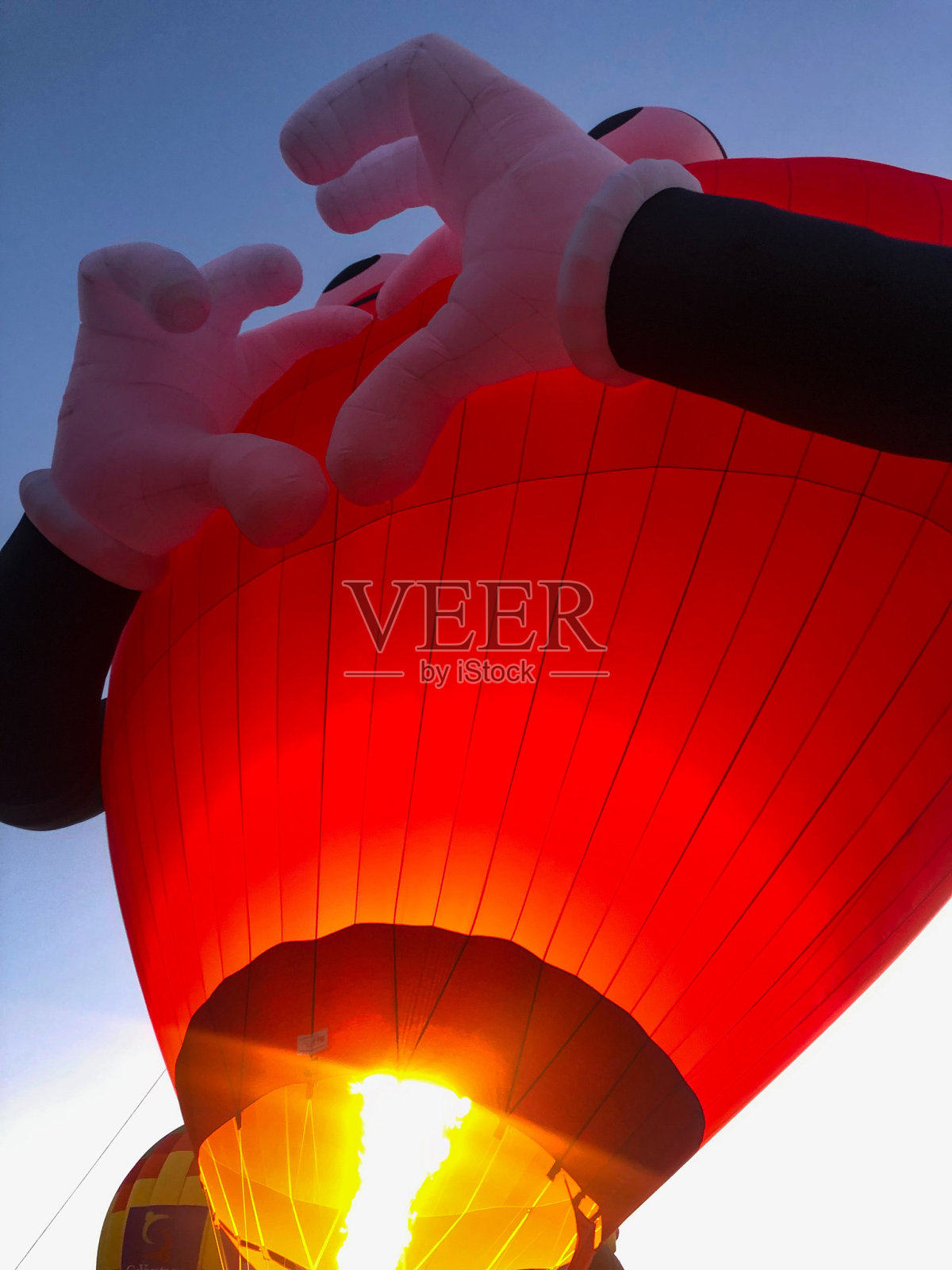节日里炽热的红心热气球照片摄影图片