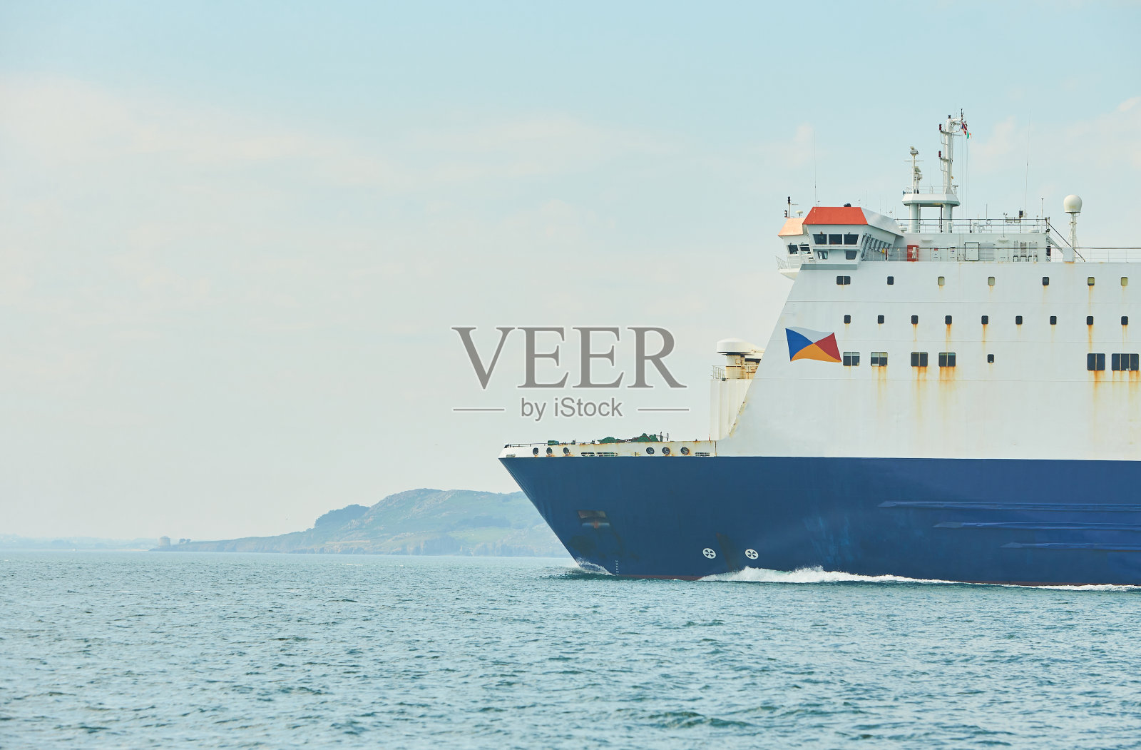 巨大的集装箱油船载着卡车大小的五颜六色的集装箱在深蓝色的开阔的海洋照片摄影图片