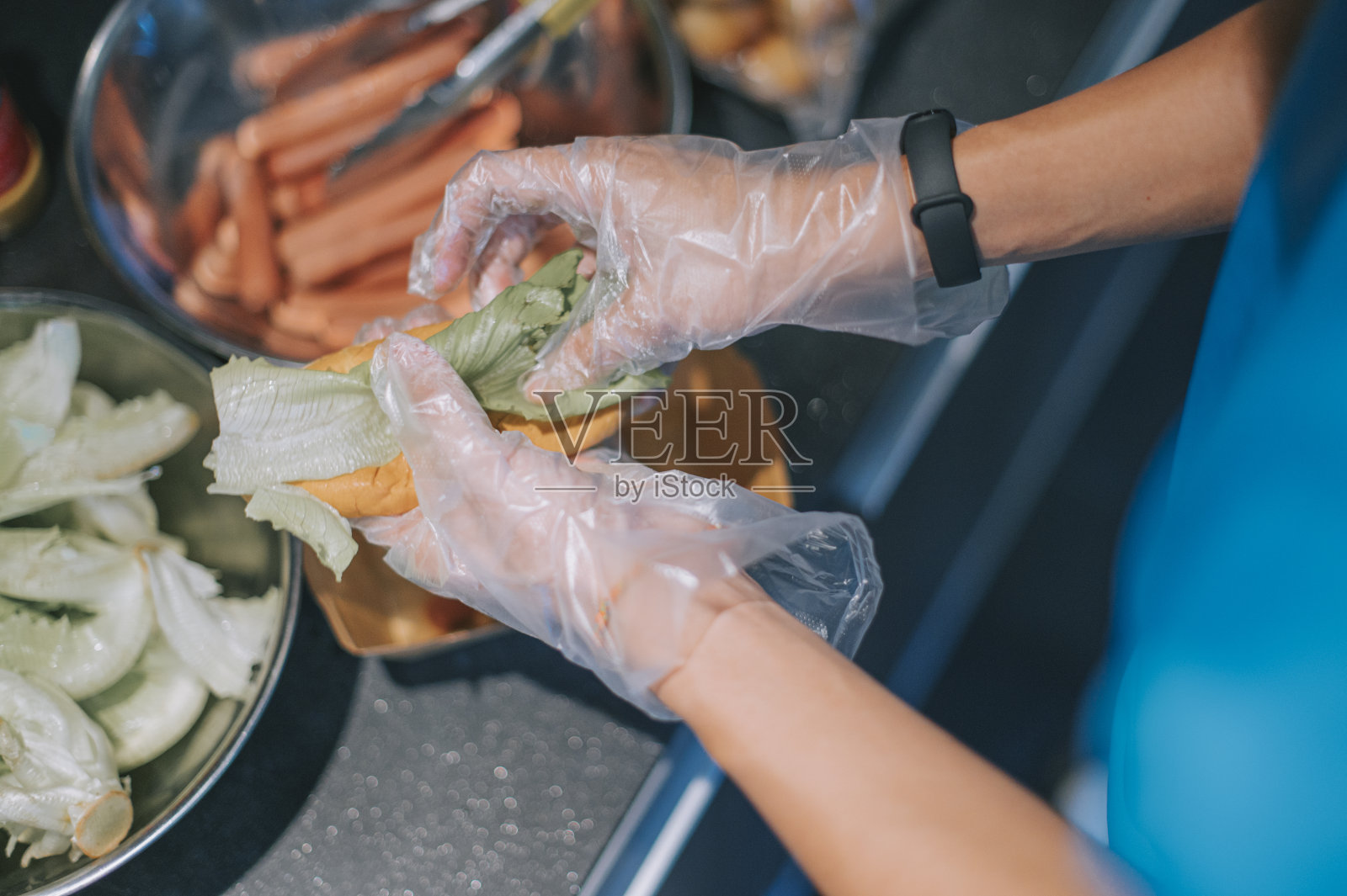 中国快餐店的工作人员在娱乐大楼的小卖部准备热狗三明治照片摄影图片