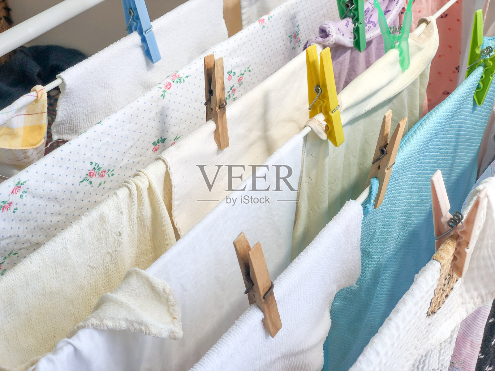 干净的衣服挂在绳子上晾干照片摄影图片