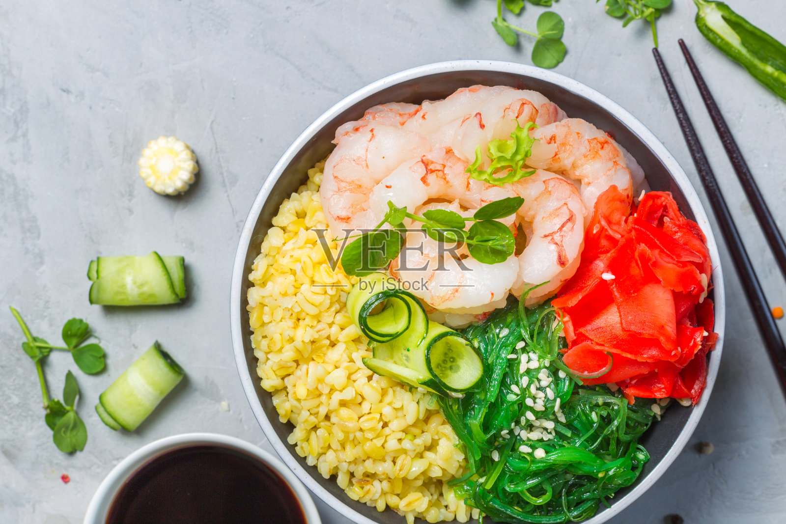 波克，夏威夷菜。干小麦，虾，生菜，腌姜。俯视图，在一个灰色背景的特写，水平照片摄影图片