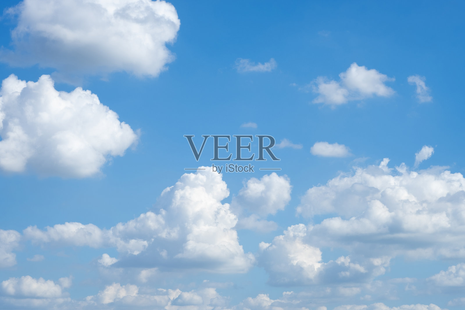 美丽的蓝天白云为背景。照片摄影图片