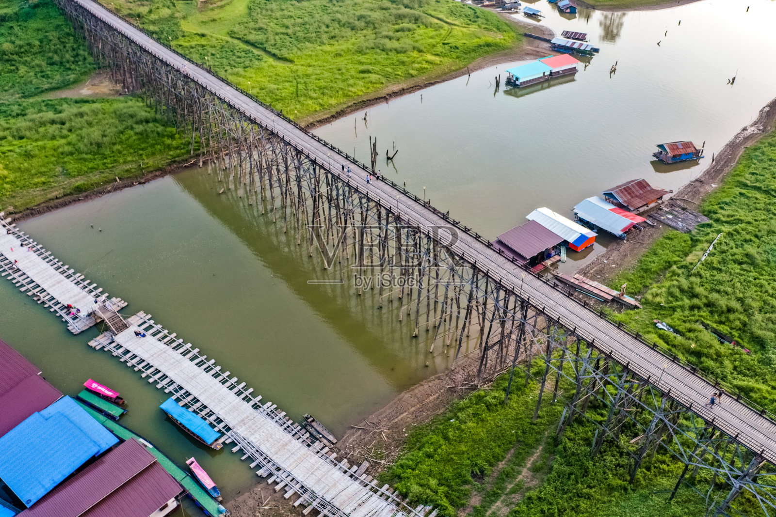 泰国北碧府桑哈拉布里日落时的老木桥孟桥照片摄影图片