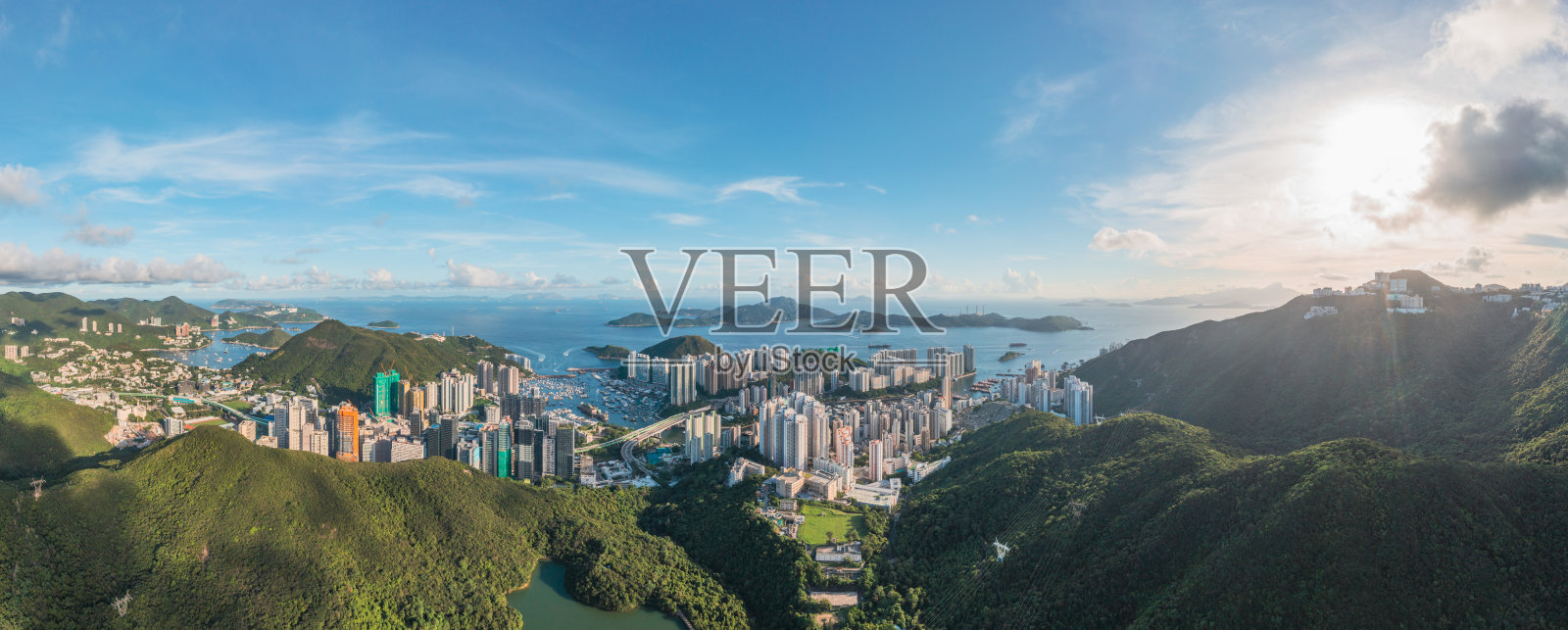 从空中俯瞰香港仔，这是香港南部著名的旅游景点。清晰的夏日。照片摄影图片